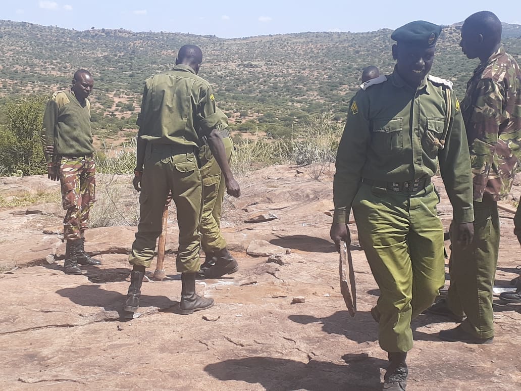 NaibungaC's tweet photo. Our community scouts are doing the labor work to ensure that their new camp construction is complete, this is collaborative effort between the community members, our partners and the conservancy management through our call for #Communityfinancing https://t.co/jM5V9ggWwi