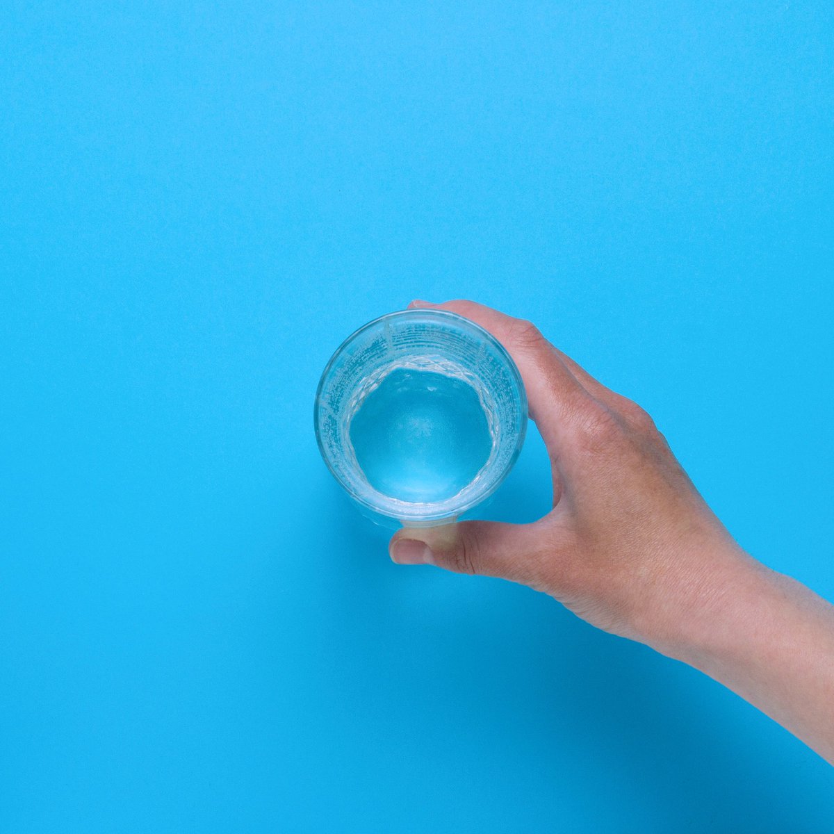 GetWaterNow's tweet photo. What’s the first thing you reach for in the morning? Is it your phone? How about a glass of water? Drinking water when you wake up has many great health benefits. It’s definitely the better choice of the two. 💧 #backtowork #morningmotivation https://t.co/prXf2IJM5f
