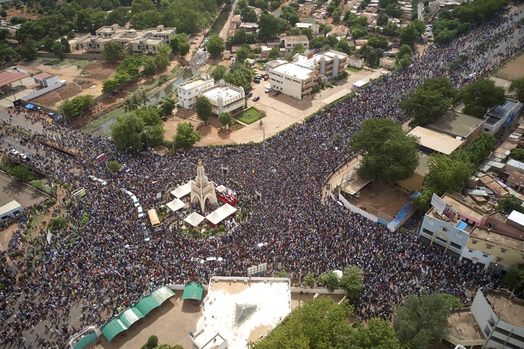 cherylroberts00's tweet photo. Protests in Mali in West Africa. Africans roaring for colonial power France to get out of #Mali forever! #ColonialismMustFall https://t.co/io5CyAAbQh