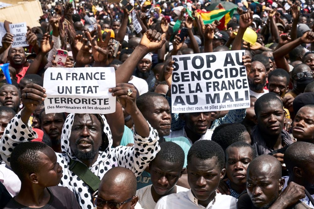 cherylroberts00's tweet photo. Protests in Mali in West Africa. Africans roaring for colonial power France to get out of #Mali forever! #ColonialismMustFall https://t.co/io5CyAAbQh