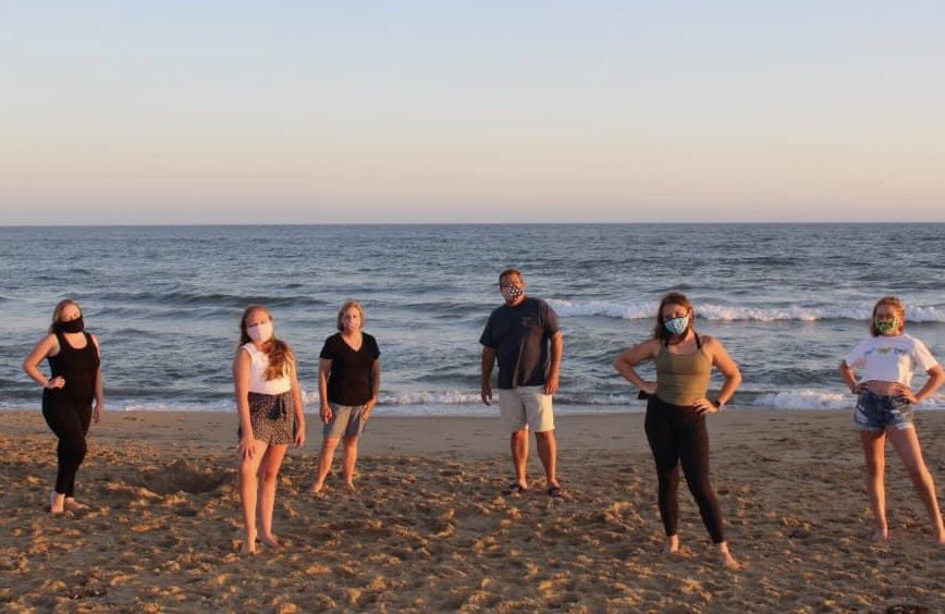 HansenDarel's tweet photo. Every year we take our family photo at the beach. This might be my favorite. The Hansen’s practicing social distance! https://t.co/Nv4gJBalcH