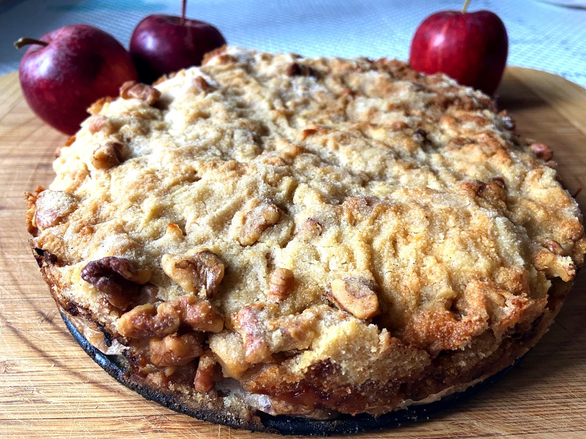 konstantkraver's tweet photo. Magic Apple Crumble Cake...well that is what I call it! Check out my blog:https://t.co/Ha21eb1Tvr for all the steps of how this cake comes together! #apples #chefmode #isobaking #foodie #comfortfood #whatsonmytable #yum https://t.co/IrayUCGYJe