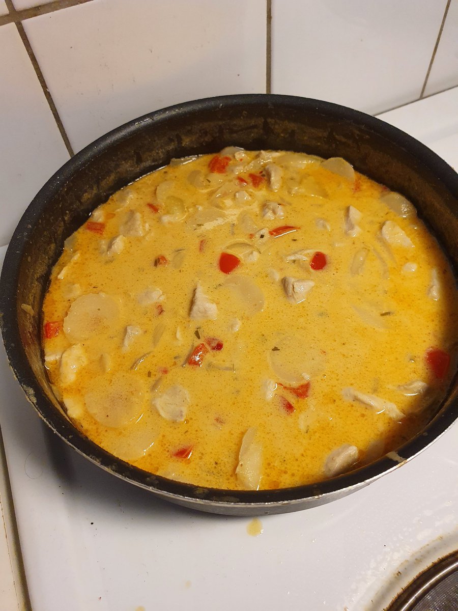 lindapokela's tweet photo. Vad roligt att några frågade efter receptet på kycklinggrytan jag gjorde i början av veckan. Den gjorde jag inte efter någon speciell recept, så den hittade jag på. Pojkvännen tyckte att den var god i alla fall. 😊👍 https://t.co/Om1jfD1NtC