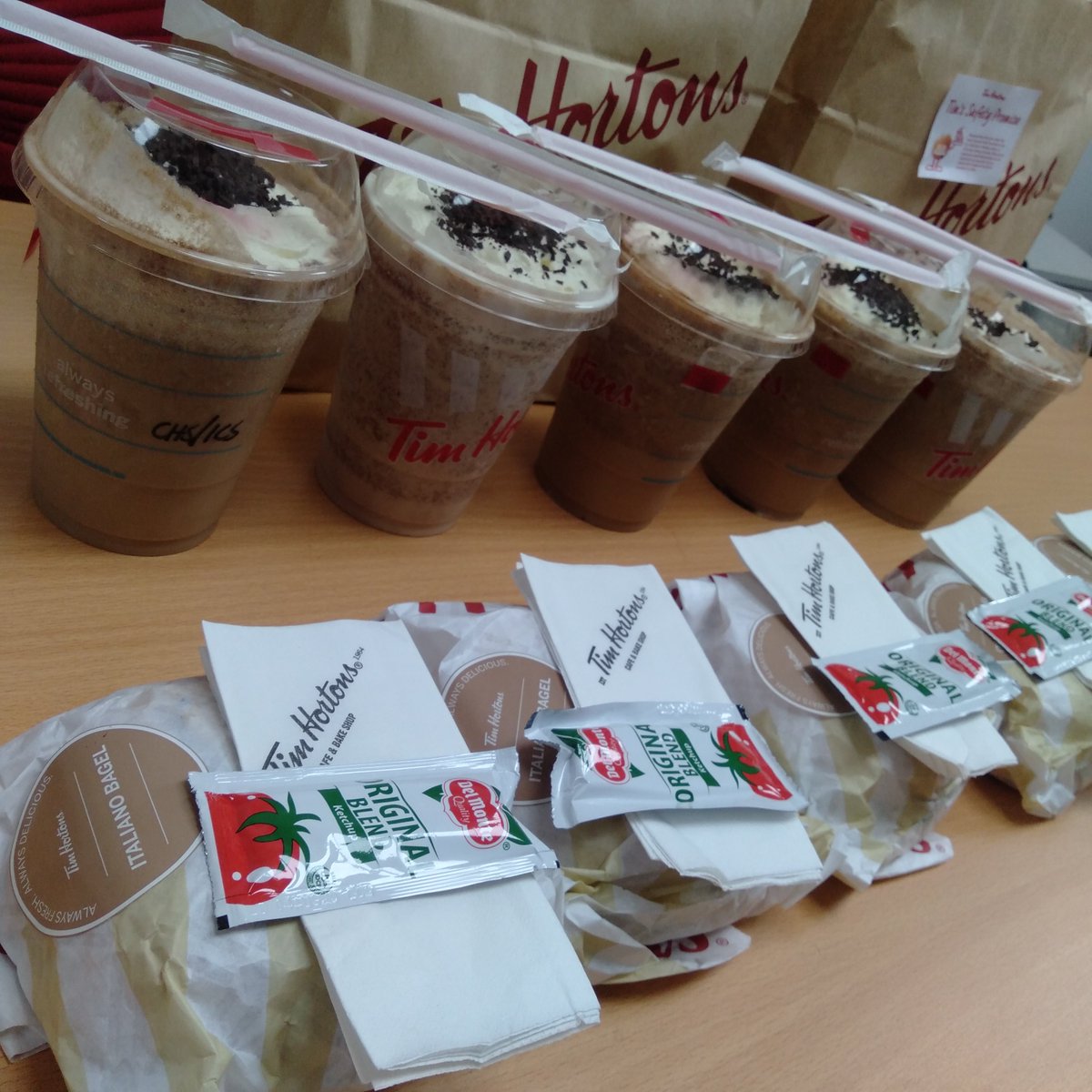 lawrencium03's tweet photo. Chocolate Iced Capp Supreme x Italiano Bagel #timhortonsph #foodporn https://t.co/AfdRrouJQr