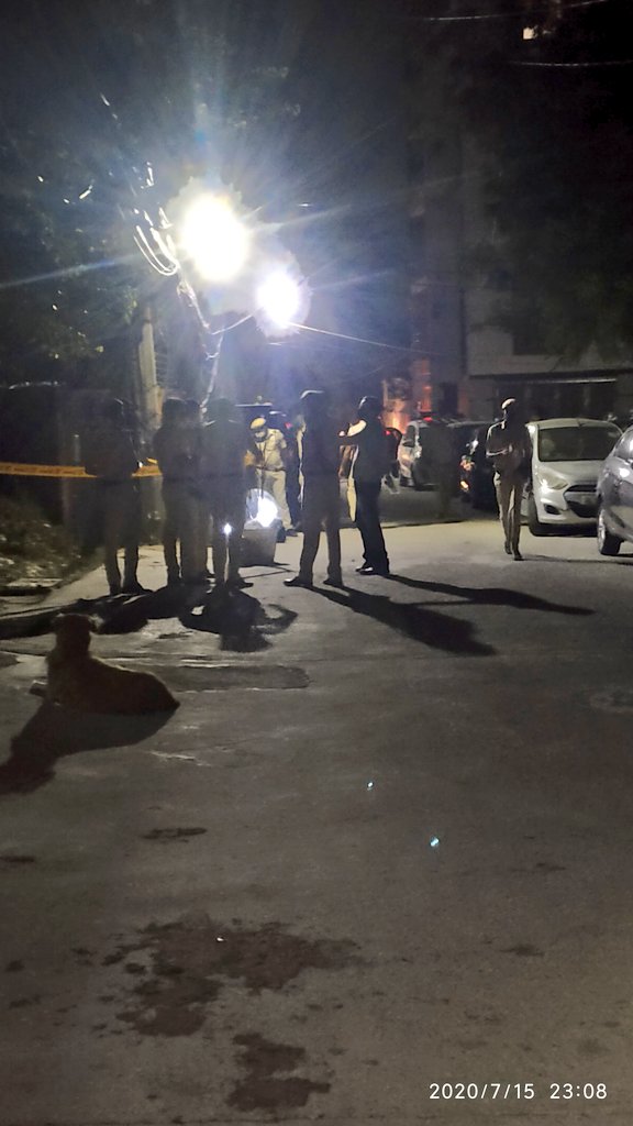 PrabinChoubey's tweet photo. #freedomfighterenclave Murder took place outside B Block last night at 9. Both the victim &amp; the assailants were from outside. A Gun sound was heard by the residents. Pic: Police &amp; forensic team at the crime scene. #nebsarai #IGNOU #saket https://t.co/eP9t4xZrTs