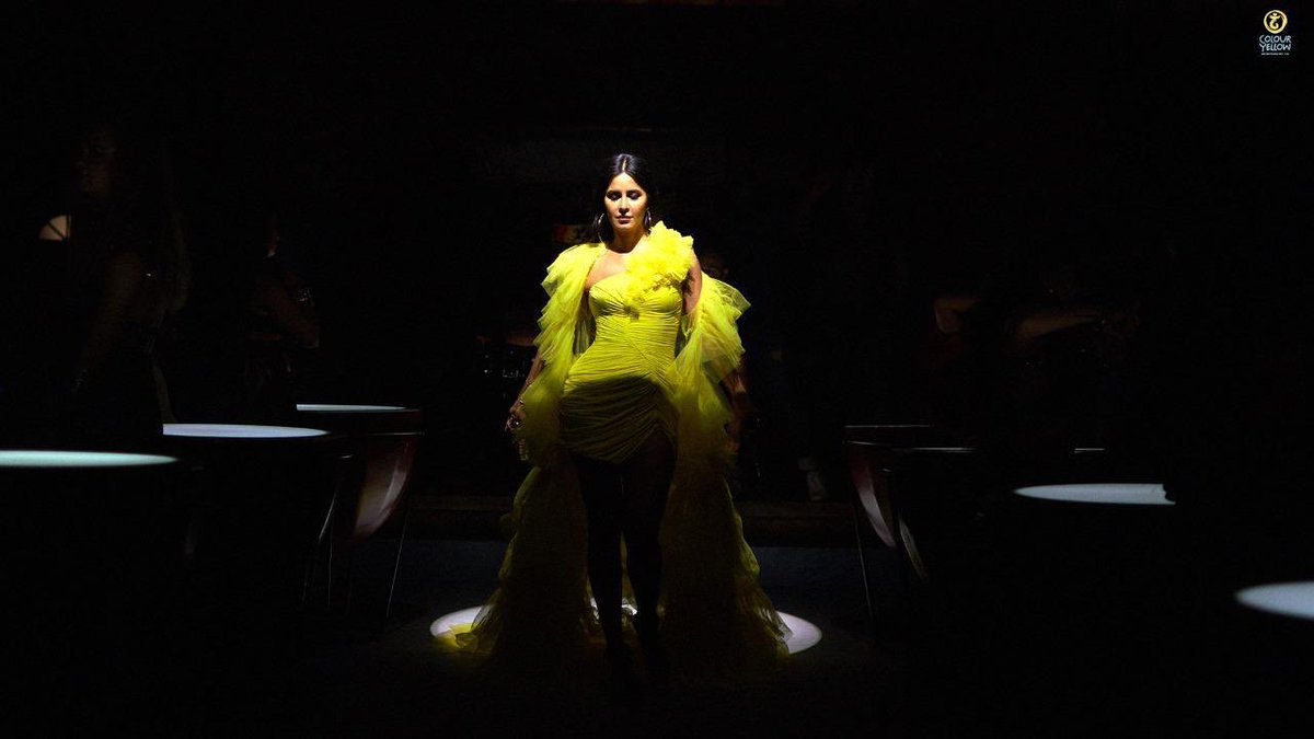 colouryellow_in's tweet photo. No one makes an entrance like #KatrinaKaif does!

Happy birthday to the Queen of Hearts 👑

#colouryellowproductions #cyppl #zero #bollywood #bollywoodmovies https://t.co/QrnF1K6Mlw