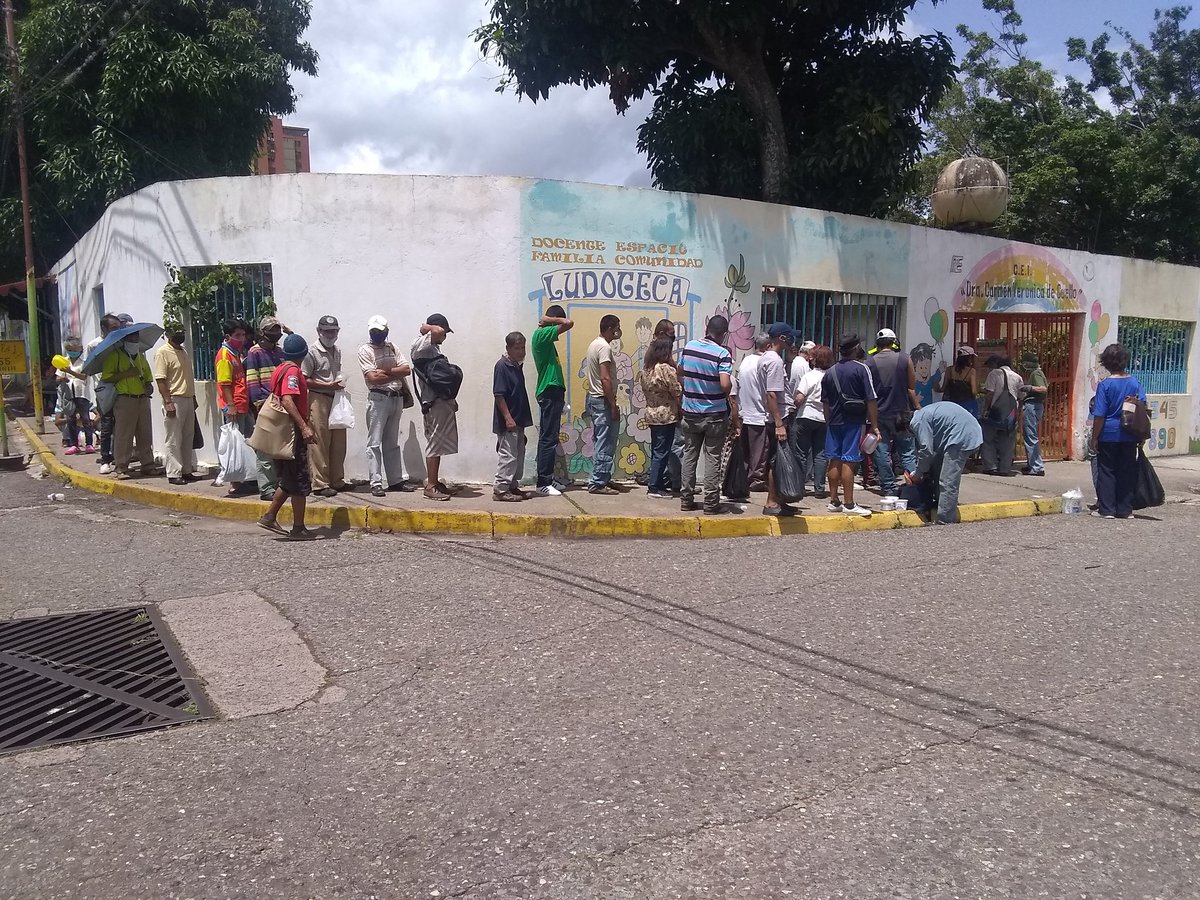 El CEI.Veronica Coello activo con el PAE, apoyando a los escolares y personas más vulnerables de la Comunidad de Puente Real. Gracias a nuestro Presidente #NicolasMaduro , <a href="/FreddyBernal/">Freddy Bernal</a> y <a href="/charlychaves/">Charly Rojas Chaves</a> #QuedateEnCasa