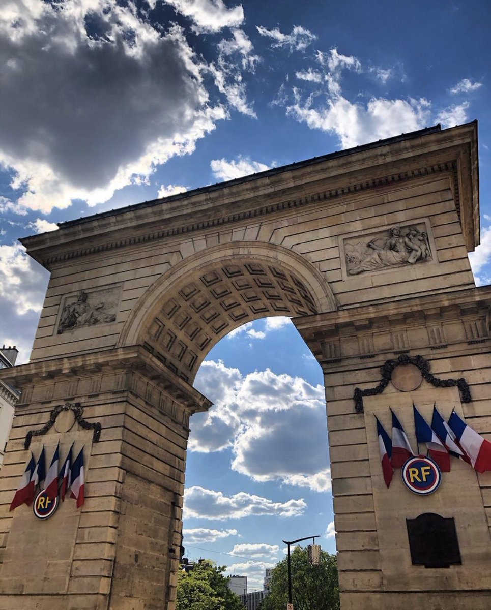 igersdijon's tweet photo. Le coup de ❤️ de la team !
❖❖❖❖❖❖❖
La tête dans les ⛅️ avec @lu_rld ! 
Une belle capture de la #porteguillaume sur la #placedarcy à #dijon ☀️ une bien belle façon de rendre hommage à notre jolie 🇫🇷. Même sans les 🎆, nos #igersdijon trouvent de belles inspirations ! 💕 https://t.co/1VQzzkJoxG