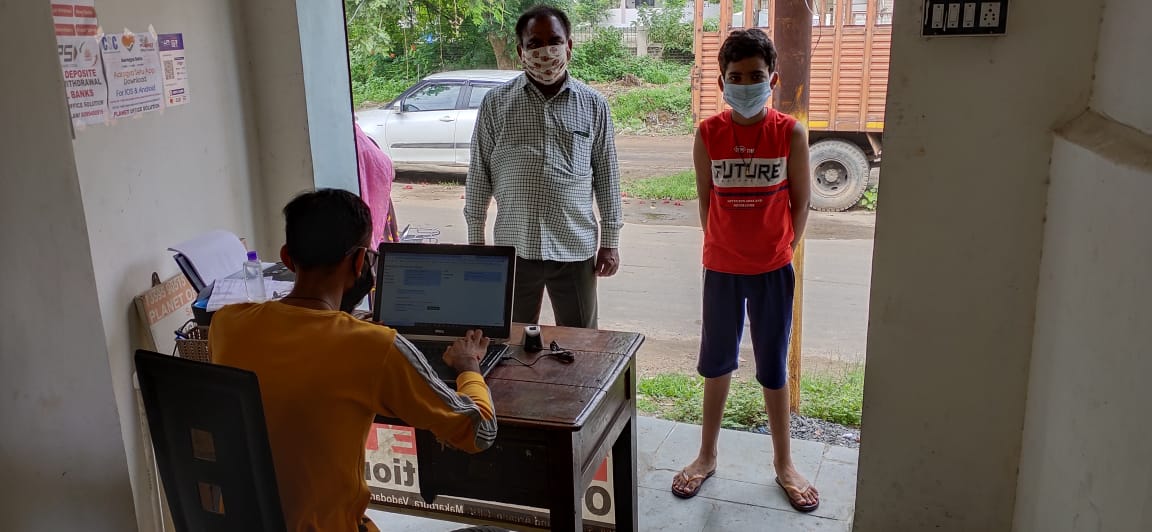 On occasion of CSC diwas VLE from vadodara district.. providing ayushman card to beneficiary and enroll his student in cyber security course

#CSCDiwas 
<a href="/CSCGujarat/">CSC Gujarat</a> 
<a href="/CSC_Guj_Rohit/">Rohit Patel</a> 
<a href="/dintya15/">dinesh tyagi Retd IAS</a> 
<a href="/rsprasad/">Ravi Shankar Prasad</a>