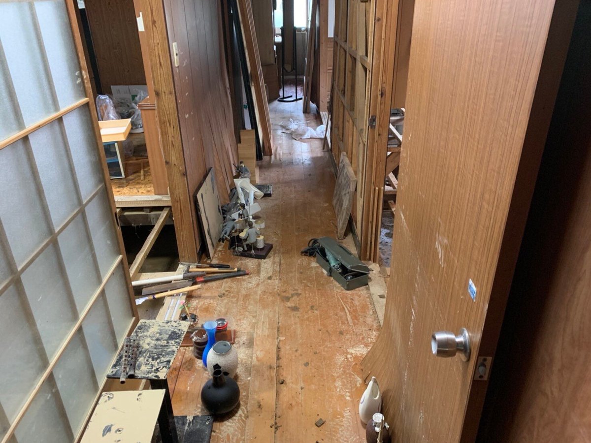 united_earth_jp's tweet photo. 家がカビないようにも一刻も早い作業が必要です。必要な物が揃っていない地域もまだあります。物資支援の為のご協力をお願い致します。
https://t.co/zO8xrTLi9v

#熊本豪雨　#九州豪雨　#豪雨災害　#支援物資　#寄付　#RT #わたしたちにできること　#決壊　#浸水 #熊本 https://t.co/xOcUEJqx22