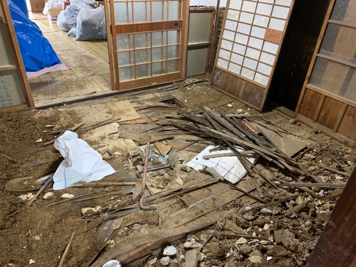 united_earth_jp's tweet photo. 家がカビないようにも一刻も早い作業が必要です。必要な物が揃っていない地域もまだあります。物資支援の為のご協力をお願い致します。
https://t.co/zO8xrTLi9v

#熊本豪雨　#九州豪雨　#豪雨災害　#支援物資　#寄付　#RT #わたしたちにできること　#決壊　#浸水 #熊本 https://t.co/xOcUEJqx22