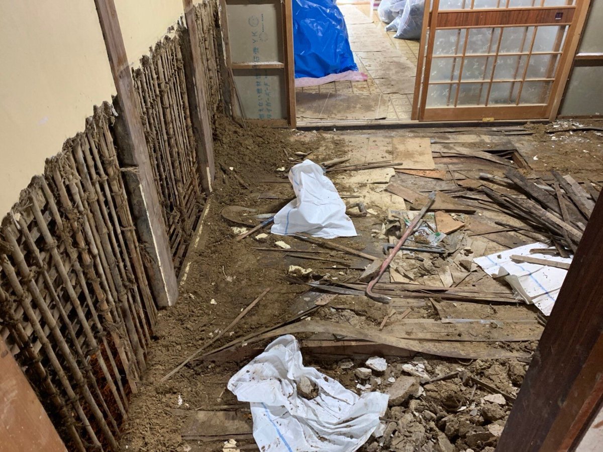 united_earth_jp's tweet photo. 家がカビないようにも一刻も早い作業が必要です。必要な物が揃っていない地域もまだあります。物資支援の為のご協力をお願い致します。
https://t.co/zO8xrTLi9v

#熊本豪雨　#九州豪雨　#豪雨災害　#支援物資　#寄付　#RT #わたしたちにできること　#決壊　#浸水 #熊本 https://t.co/xOcUEJqx22