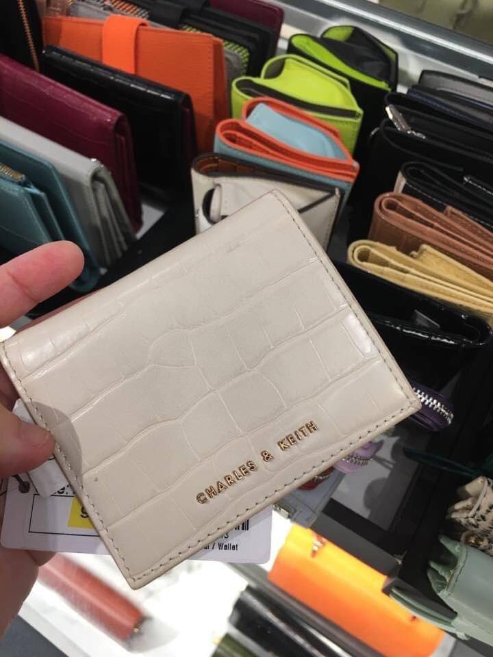 Sweet_black_l's tweet photo. ว่าง 4 ใบ 👉470 ส่งฟรี #ของมันต้องมี #CharlesAndKeith #HowtoPerfect #กระเป๋าสตางค์ #outler https://t.co/4ekeJ0RzGg