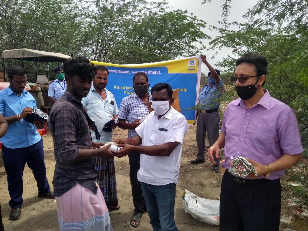 BpclKarur's tweet photo. #SwacchathaPakwada at Karur Installation #Event13 Swathta awareness drive & hygiene kit distribution outside Installation with local panchayat members @BPCL_Rajesh @8singhi @BPCLRetail @swachhbharat https://t.co/BtNxtQooOr