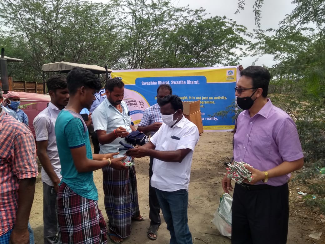 BpclKarur's tweet photo. #SwacchathaPakwada at Karur Installation #Event13 Swathta awareness drive & hygiene kit distribution outside Installation with local panchayat members @BPCL_Rajesh @8singhi @BPCLRetail @swachhbharat https://t.co/BtNxtQooOr