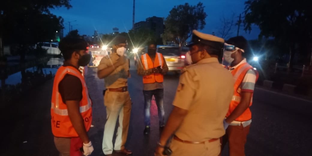 Outstanding work being done by overwhelming number of Bangalore Civil Police Volunteers.. they are unsparing..!! Policemen have become law abiding citizens..!!