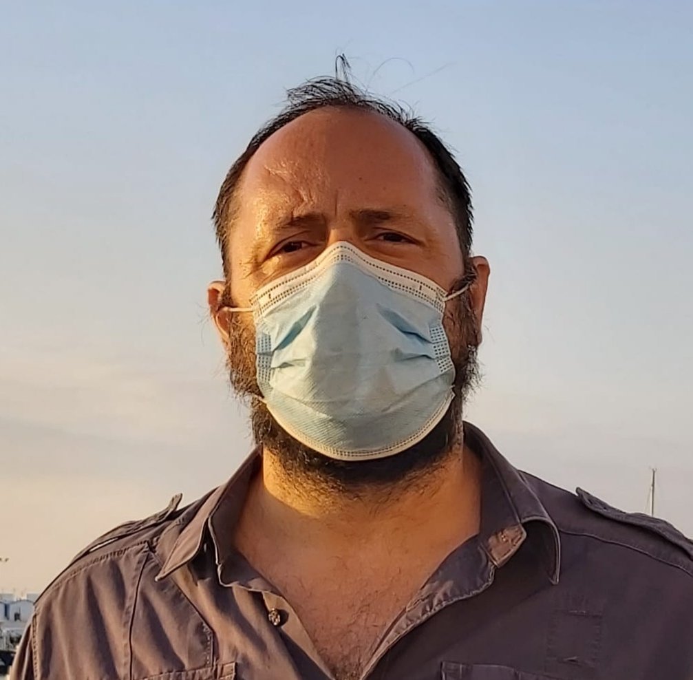 MedInternaHUVR's tweet photo. "Mi mascarilla te protege, la tuya me protege a mi"
Nos lo recuerda el Dr. @MximoWittel internista de nuestra Unidad.
#tiempodepandemia 
#mascarillas #higienedemanos #distanciasocial
#MedInternaHUVR https://t.co/RUFbFWYgcD
