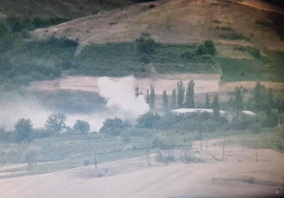 Photos reportedly of mortar or D-30 artillery fire on the towns of Aygepar and Movses. 54/ https://t.me/warjournal/6957 