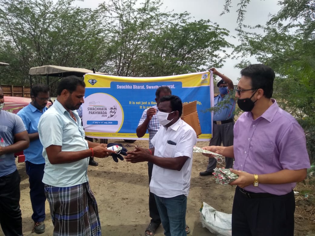 BpclKarur's tweet photo. #SwacchathaPakwada at Karur Installation #Event13 Swathta awareness drive & hygiene kit distribution outside Installation with local panchayat members @BPCL_Rajesh @8singhi @BPCLRetail @swachhbharat https://t.co/BtNxtQooOr
