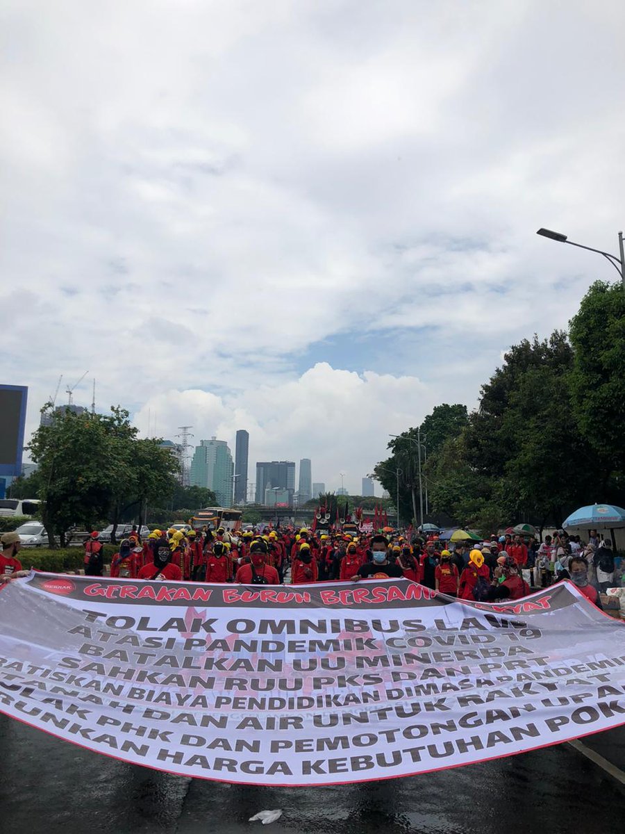 Suasana aksi di depan Gedung <a href="/DPR_RI/">DPR RI</a> untuk upaya #GagalkanOmnibusLaw. Walau sempat dilanda gerimis dan cuaca mendung, tetap tidak akan memadamkan semangat kami untuk berkata #AtasiVirusCabutOmnibus  ✊🏻
