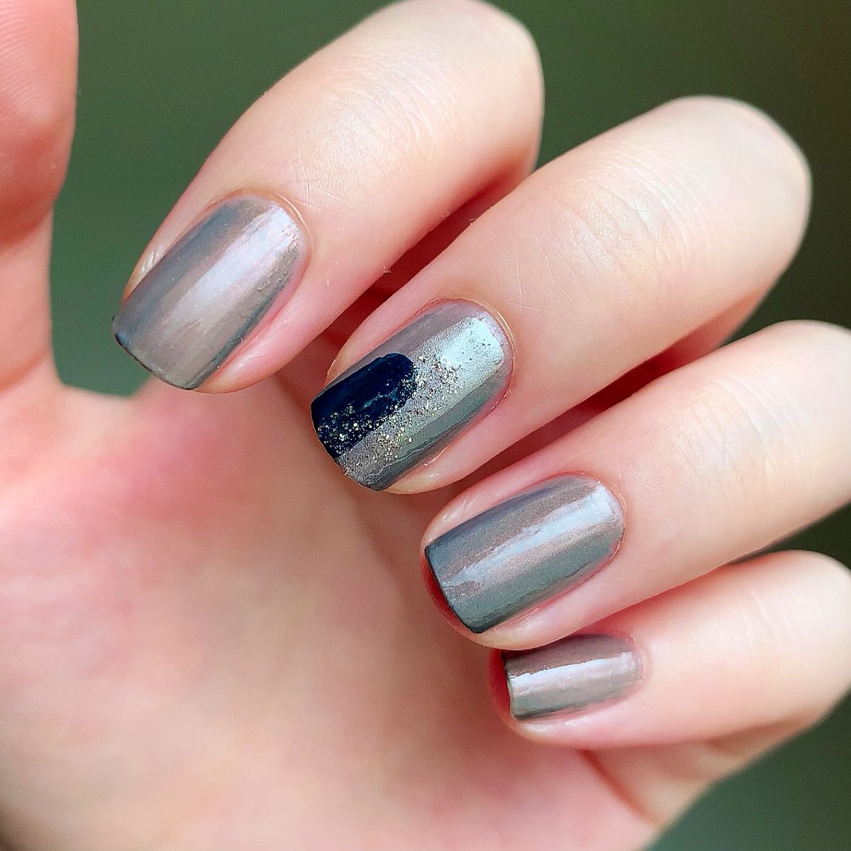 マリモ Essie ネイルポリッシュ 1119 Social Lights 深いグレーに琥珀色の偏光パールが光る朝焼けのような独特なカラー 写真でこのパール感がなかなか出せず苦戦しました Osaji白昼夢と2年前の資生堂ピコbl603とパラドゥgd01を中指のムラに重ねて誤魔化して