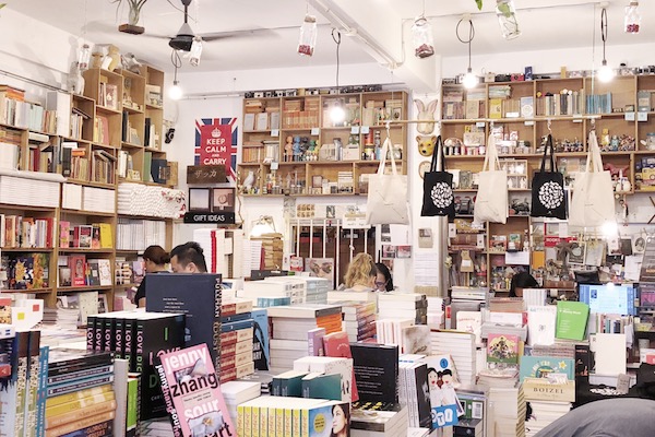 Bit_Lit_com's tweet photo. *Cassiopée* Voici la librairie Books Actually à Singapour. Le nom et le lieu sont adorables. À visiter si un jour vous passez dans la ville !
Bon jeudi à tous ! https://t.co/qTMayLFbHP