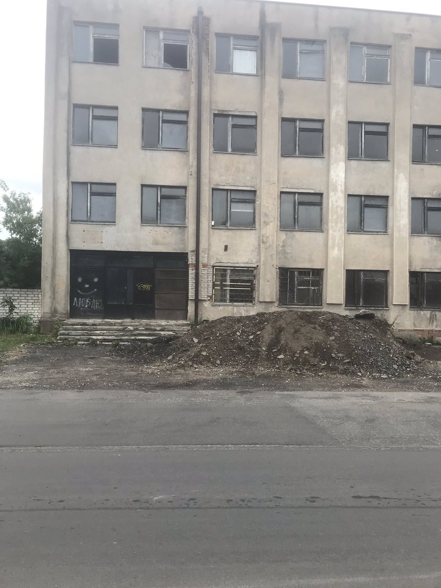 atriumvip's tweet photo. Прямом возле ж/д вокзала власти города сконструировали невероятно правдоподобный музей-макет того, как выглядит сейчас Украина для того, чтобы предотвратить любые протестные настроения в городе. Ведь так может выглядеть и Могилёв, если его горожане н�� проголосуют за стабильность https://t.co/y0665tNheQ