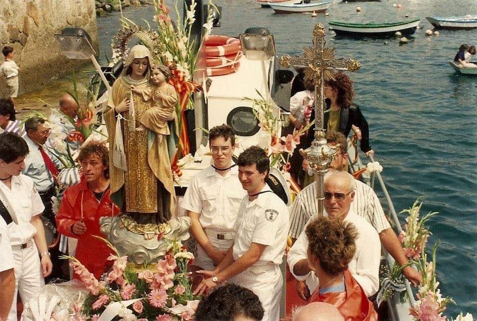 festasdecorme's tweet photo. Dende @festasdecorme desexámosvos un BO e FELIZ día do Carmen. 

"Pra ser bo mariñeiro, 
tres condicións hai que ter, 
coñecer o mar e os barcos, 
e non ter medo a morrer.

Pra ser bo mariñeiro,
hai que ser coma os de Corme,
que cando vén o mal tempo
neste Porto ninguén dorme." https://t.co/naeE2cw2Di