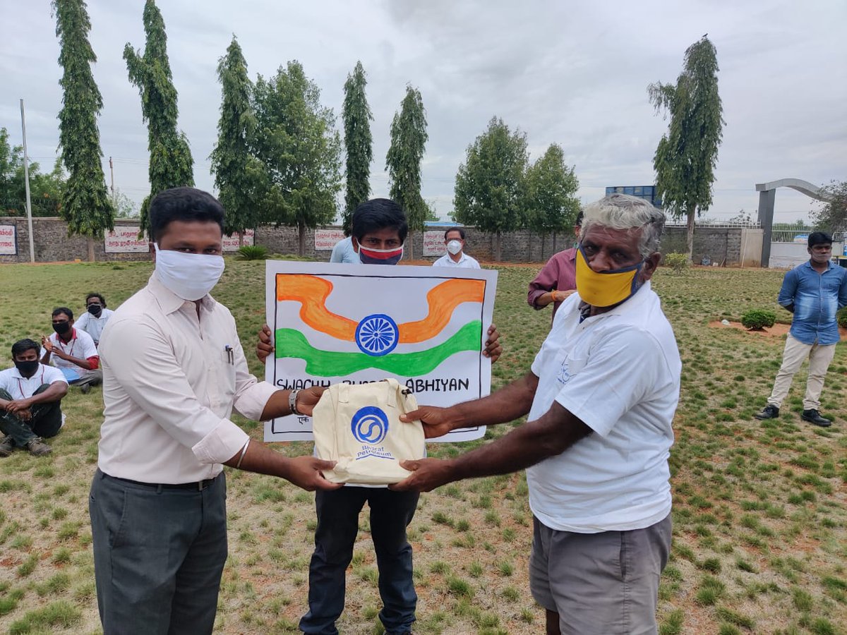 BpclKarur's tweet photo. #SwacchathaPakwada at Karur Installation #Event17 Distribution of hygiene & covid protection kits to contract staff of E&P team @BPCL_Rajesh @8singhi @BPCLRetail @swachhbharat https://t.co/aqsiI240WS
