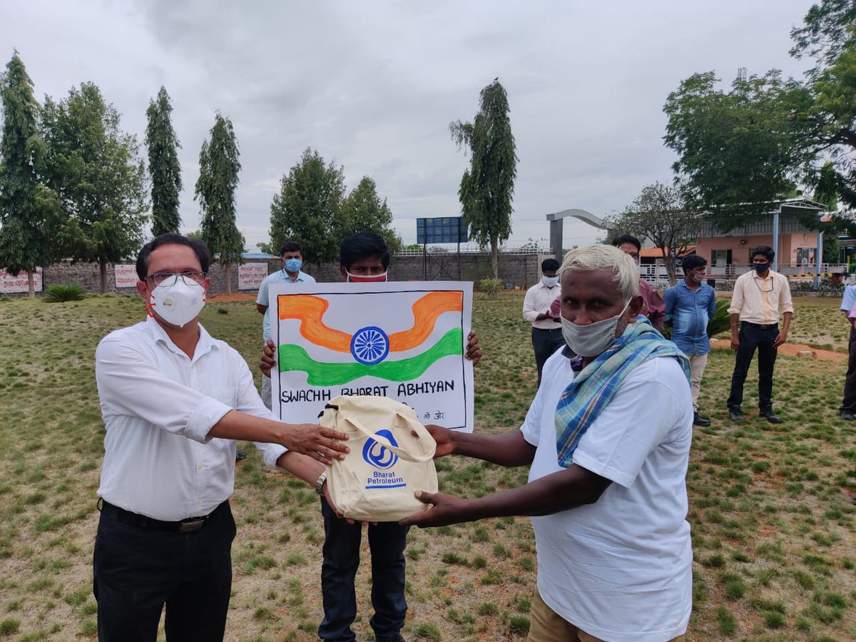 BpclKarur's tweet photo. #SwacchathaPakwada at Karur Installation #Event17 Distribution of hygiene & covid protection kits to contract staff of E&P team @BPCL_Rajesh @8singhi @BPCLRetail @swachhbharat https://t.co/aqsiI240WS