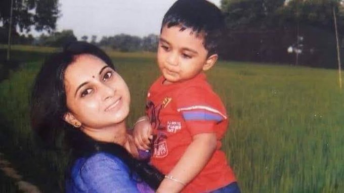 Anishsingh1505's tweet photo. She was looking after the welfare of #migrant #workers She is one of the several frontline #Covid warriors contracting #Coronavirus on line of duty.
We #salute you for the selfless service towards the society #madam. You'll be remembered always🇮🇳🙏 💔
#RestInPeace🌹 
#debdattaray https://t.co/O2ru0e6vvg