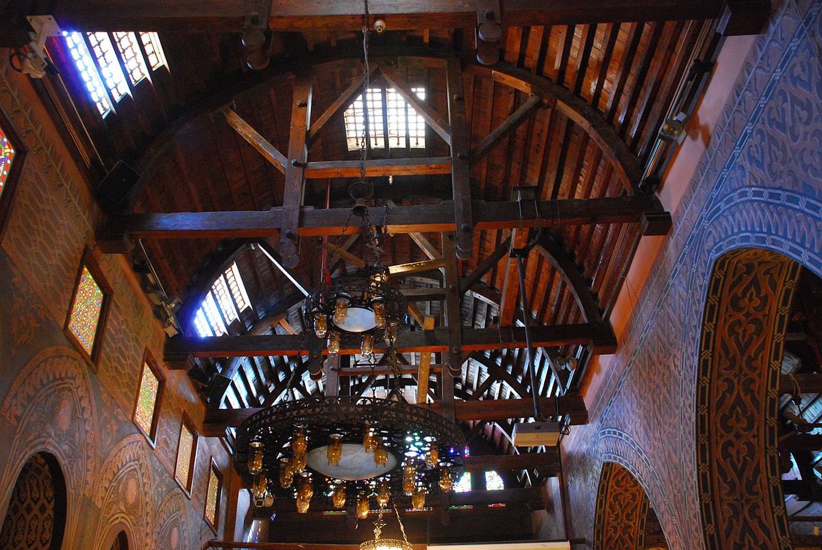 الكنيسة المعلقة
تقع في حي مصر القديمة، فهي قريبة من جامع عمرو بن العاص.
وسميت بالمعلقة لأنها بنيت عل...