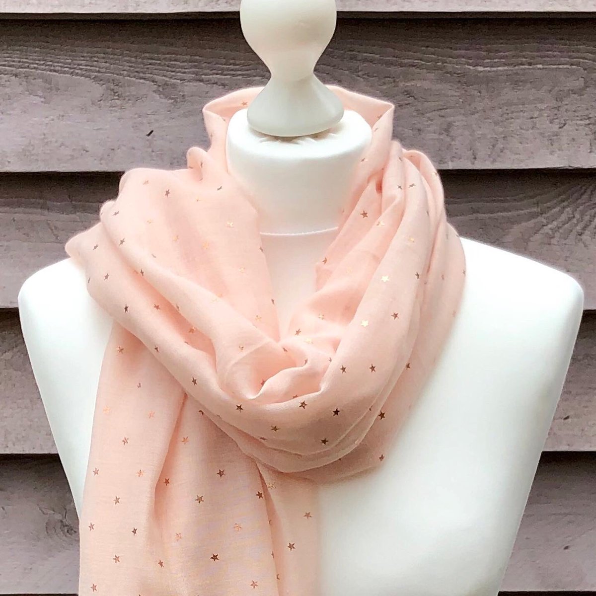 julesandgemsuk's tweet photo. Versatile and super soft this beautiful gold metallic star scarf can be worn in so many ways, we love the fact that it also doubles up as a sarong bringing a whole new meaning to traveling light 🌟
#metallicscarves #scaves #sarongs #julesandgemsuk https://t.co/gI5LN0rHSB