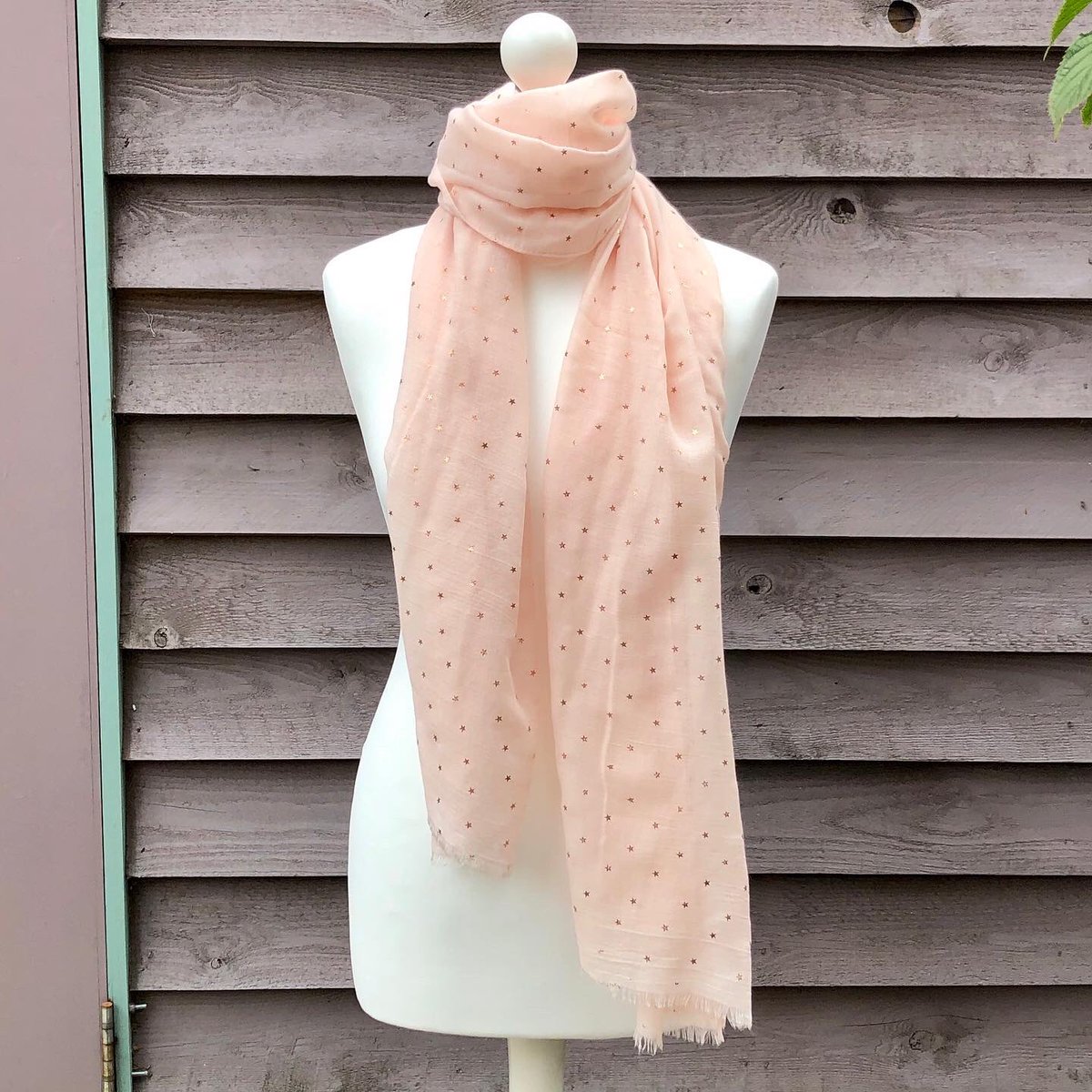 julesandgemsuk's tweet photo. Versatile and super soft this beautiful gold metallic star scarf can be worn in so many ways, we love the fact that it also doubles up as a sarong bringing a whole new meaning to traveling light 🌟
#metallicscarves #scaves #sarongs #julesandgemsuk https://t.co/gI5LN0rHSB