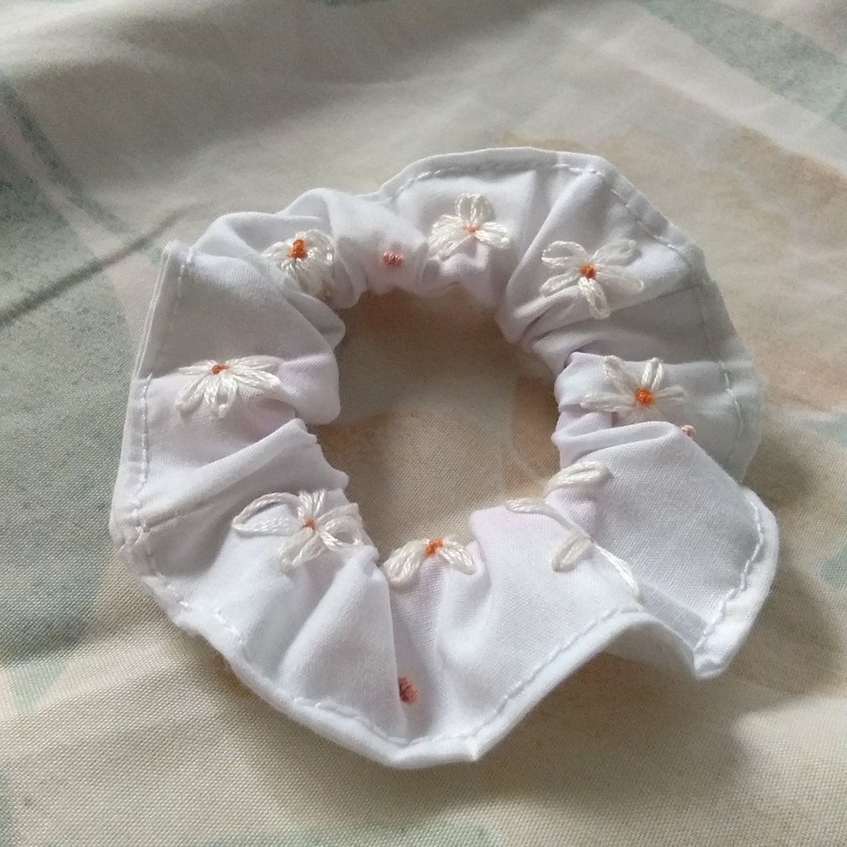 blueishlemonade's tweet photo. finished this scrunchie yesterday and I love it~ ❤ #scrunchie #embroidery #embroideredscrunchie https://t.co/7nNSKbunwu
