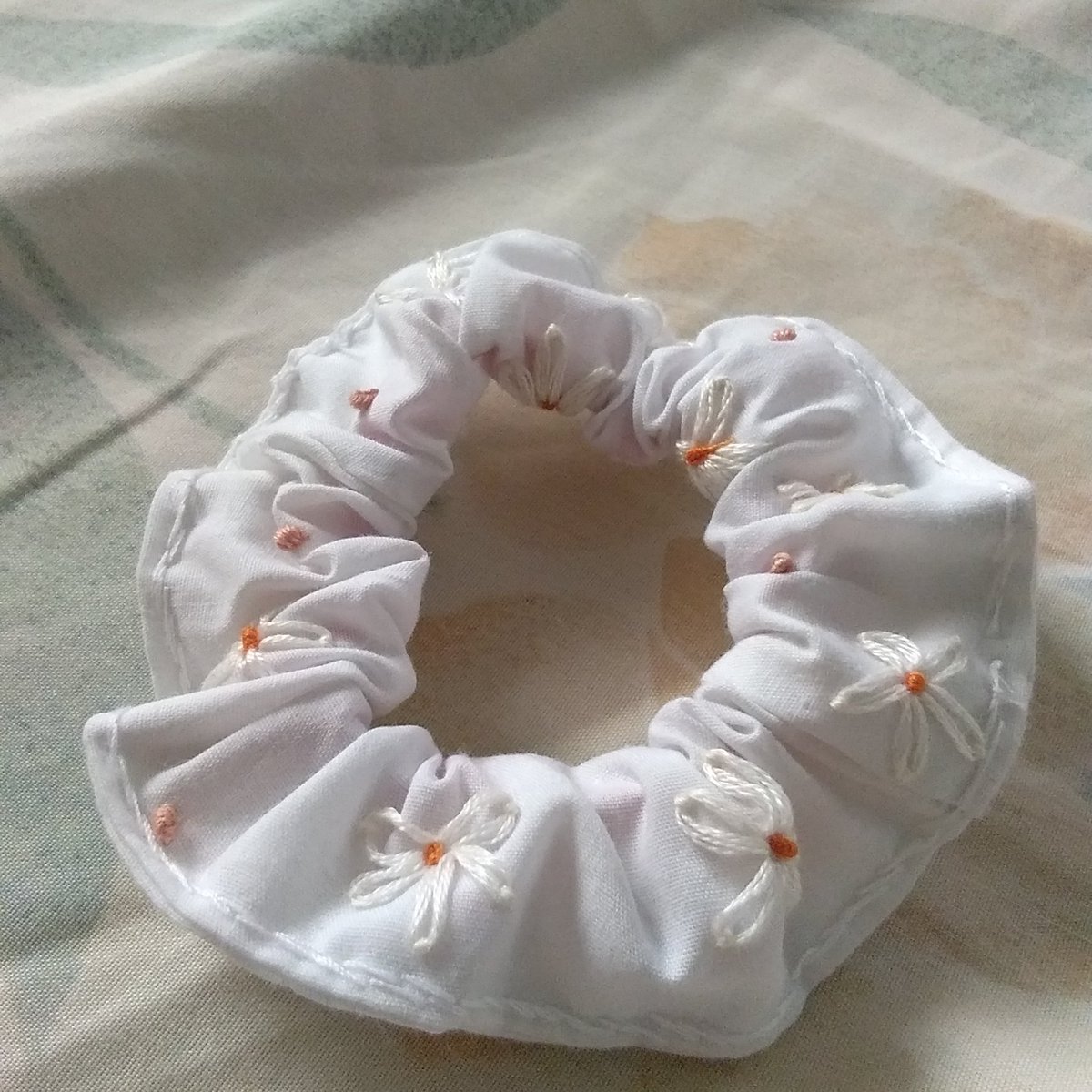 blueishlemonade's tweet photo. finished this scrunchie yesterday and I love it~ ❤ #scrunchie #embroidery #embroideredscrunchie https://t.co/7nNSKbunwu