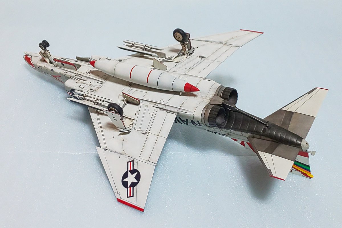Hawks45phantom's tweet photo. 1/72 F-4NファントムⅡ(ハセガワ)
一応、完成!(とします😅)
20年振りのプラモデル作りは、いろいろと失敗もありましたが、なか���か楽しかったです。
梅雨時期の長雨とコロナの影響で自宅で過ごす事が多くなった中、いい息抜きとな���ました。
#複座機祭り
#VF111 https://t.co/ZuQAKB3Lvu