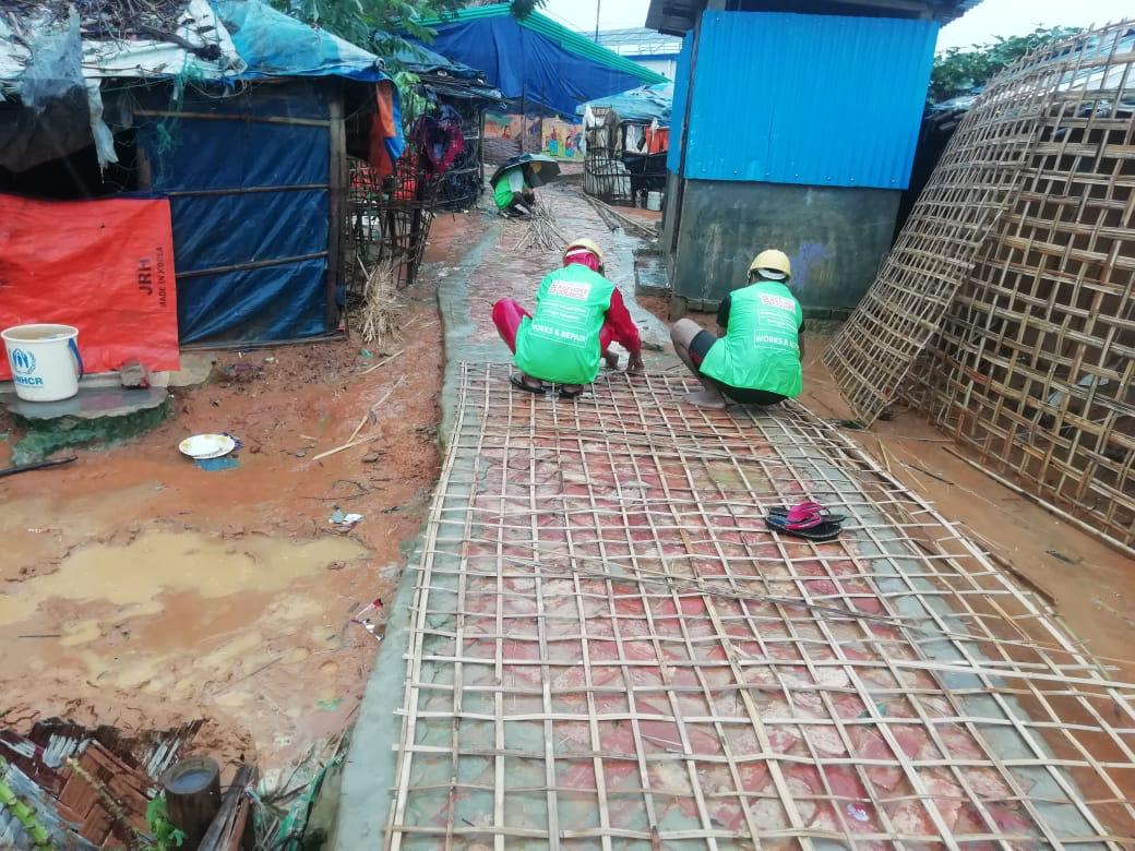 RohingyaResp's tweet photo. As monsoon heavy rains continue in Cox’s Bazar 🇧🇩, Shelter/NFI Sector partners are providing emergency shelter assistance to affected #Rohingya #refugee households including household-level support to Rohingya older persons without caretakers.

📸@DRC_ngo 
📸@saikatMojumder /ISCG https://t.co/UjLGClP5vd