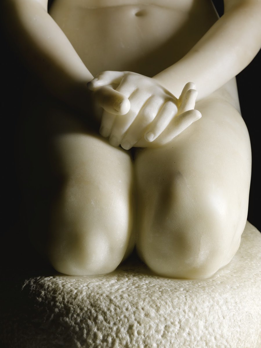 cristinamucciol's tweet photo. L. #Bartolini, Fiducia in Dio. Le mani giunte in un un'autostretta, le gambe flesse. Chi #riflette, #flette due volte, si piega per il peso degli eventi di cui si fa carico. Avere #fiducia è una virtù: implica impegno, non fatalismo, e coraggio. Ho immensa fiducia nella capacità https://t.co/d6nTRkdKA9
