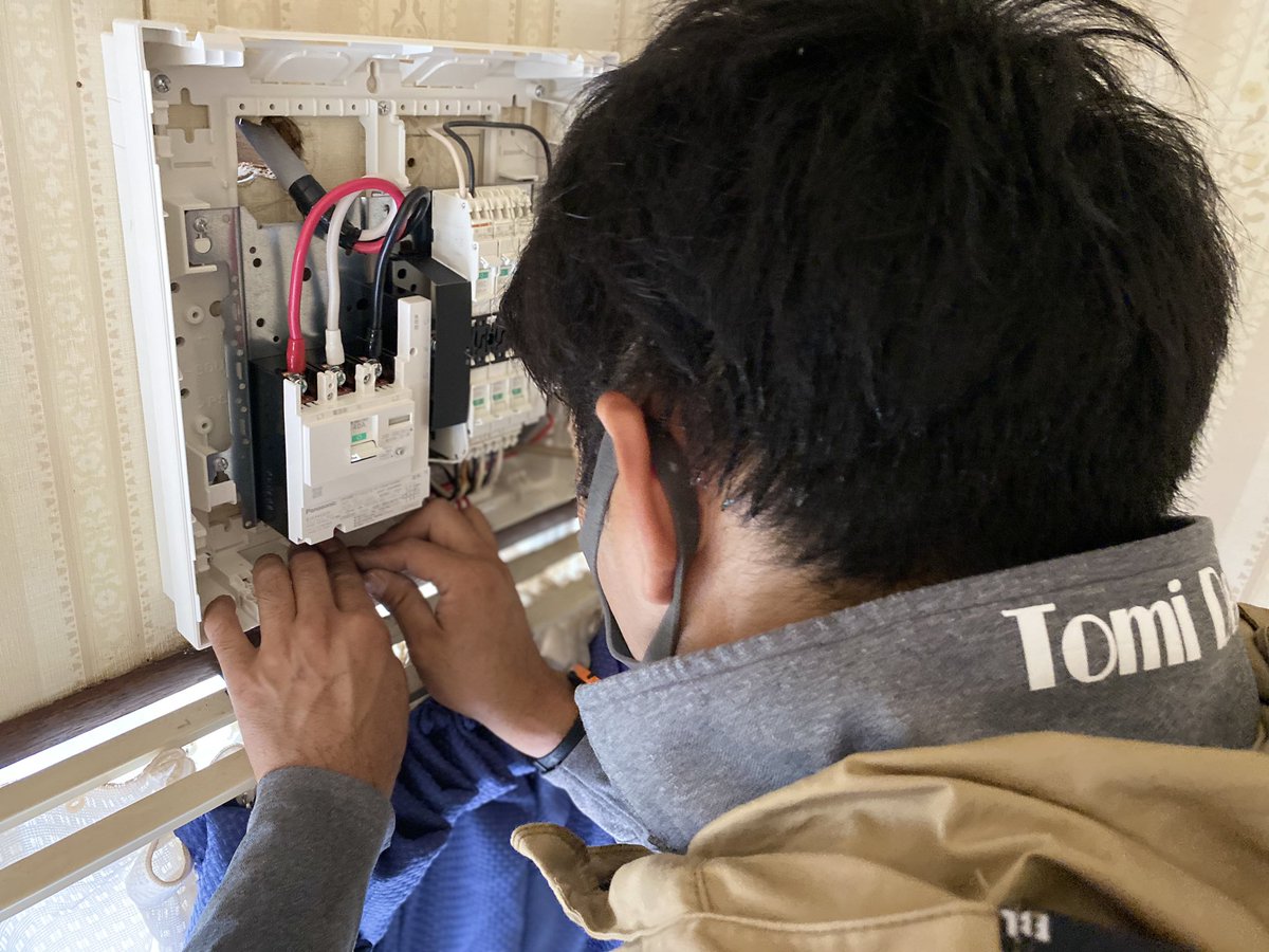 mi54923450's tweet photo. 今日は分電盤工事だそうです!
皆さん、汗かきながら一生懸命工事してました(*´꒳`*)
あたしは毎度お馴染みのポンコツ具合💧
もっと、頑張りますΣ(-᷅_-᷄๑)
#群馬 #高崎 #電気工事 #分電盤
#電工女子と繋がりたい #日々勉強
#エアコン #LAN配線 #TomiDen
#作業着 #バートル #BURTLE https://t.co/74X8D7y3OL