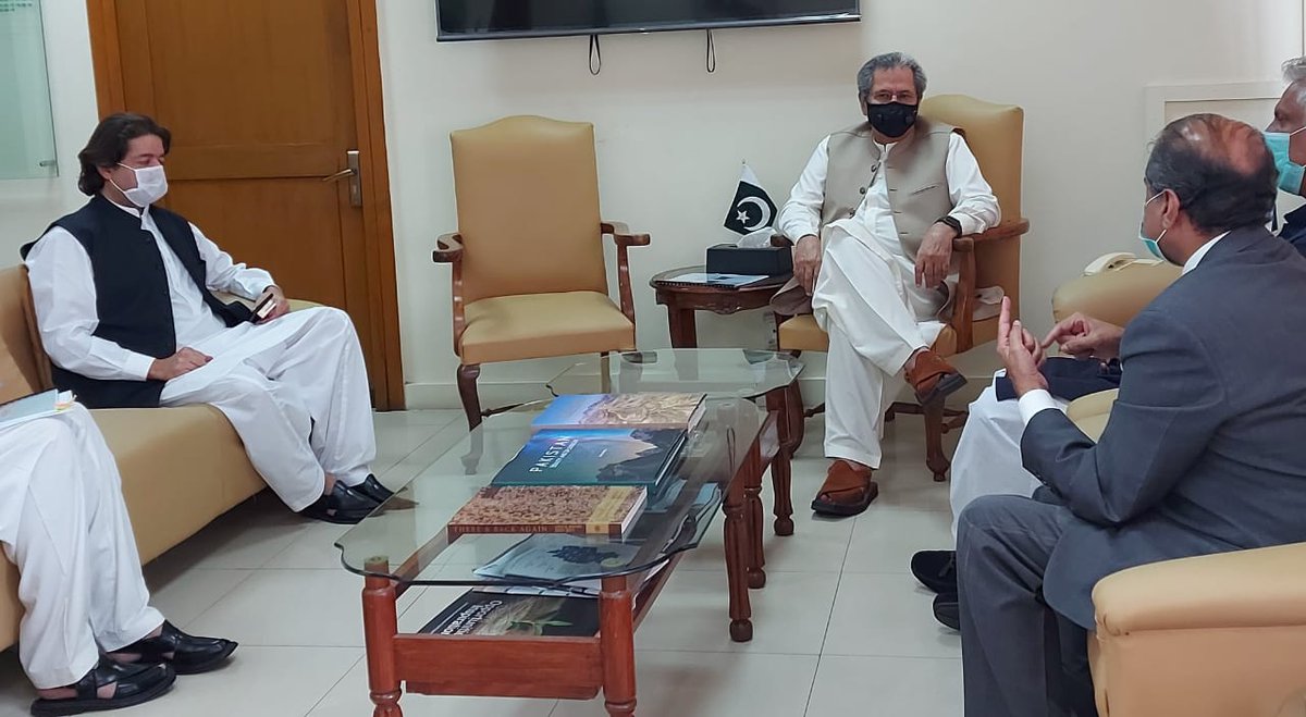 punjab_tevta's tweet image. #HappeningNow. Chairperson @AliSalmanPTI met Federal Minister Education @Shafqat_Mahmood along with Fazeel Asif Head, SMU, @SMUReforms, ED @NavttcP @DrNKhanpk to discuss challenges for Engineering Technology Graduates. Minister extends full support 2 resolve issues @YETA_Pakistan
