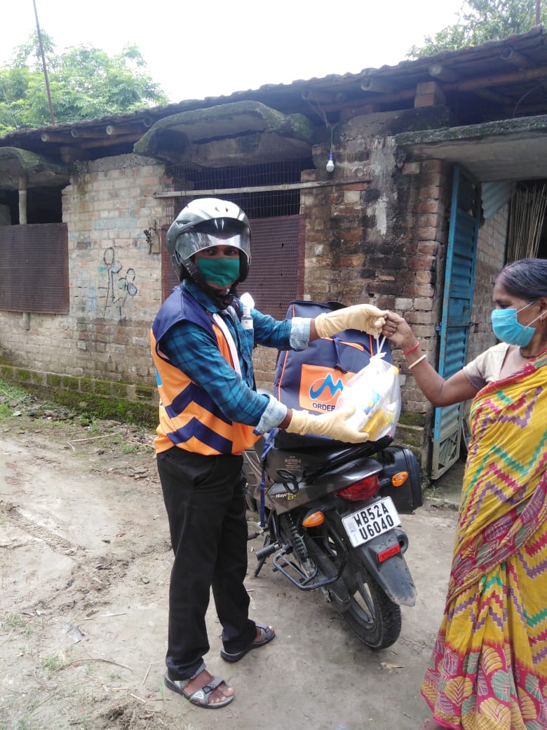 Jayanta70099509's tweet photo. VLE delivering essentials to the doorstep of citizen..#CSCDiwas @dintya15 @CSCegov_ @arupbanerjee35 https://t.co/fIZ9uTn5HS