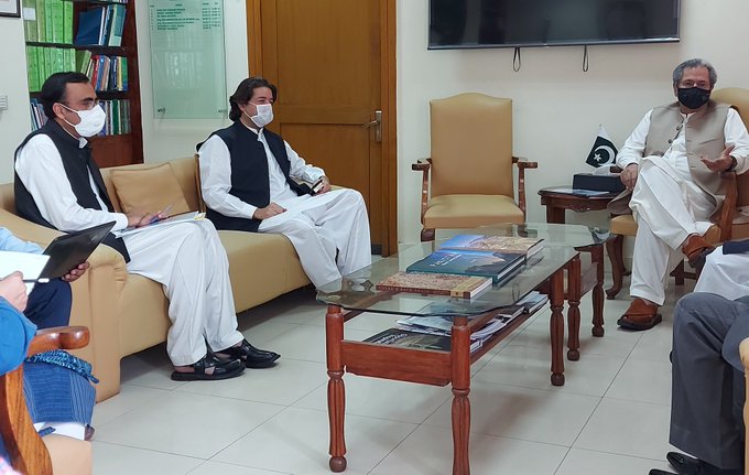 punjab_tevta's tweet image. #HappeningNow. Chairperson @AliSalmanPTI met Federal Minister Education @Shafqat_Mahmood along with Fazeel Asif Head, SMU, @SMUReforms, ED @NavttcP @DrNKhanpk to discuss challenges for Engineering Technology Graduates. Minister extends full support 2 resolve issues @YETA_Pakistan