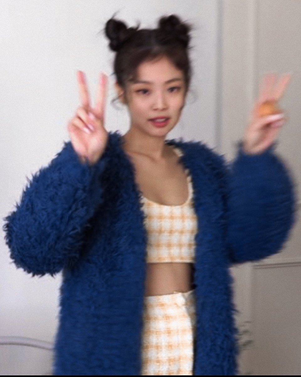 a thread of blackpink's jennie but as you scroll down she gets tinier: