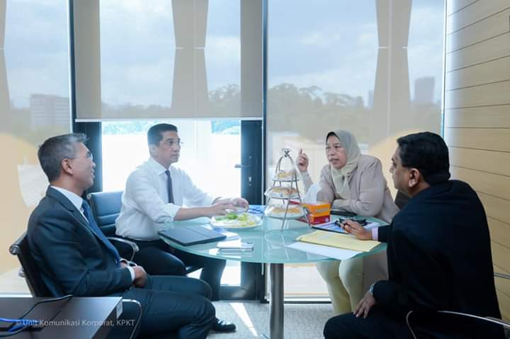 zuraida_my's tweet photo. Admin | Sebentar td tlh berlangsung mesyuarat yg di Pengerusikan YB Menteri Kanan MITI Dato Seri Azmin Ali bersama YB Menteri Kewangan Senator YB Tengku Zafrul &amp; YB Timbalan Menteri Wilayah YB Dato Seri Dr Edmund Santhara.

Semoga berjalan lancar demi kepentingan rakyat. https://t.co/jrWiNTAyKk