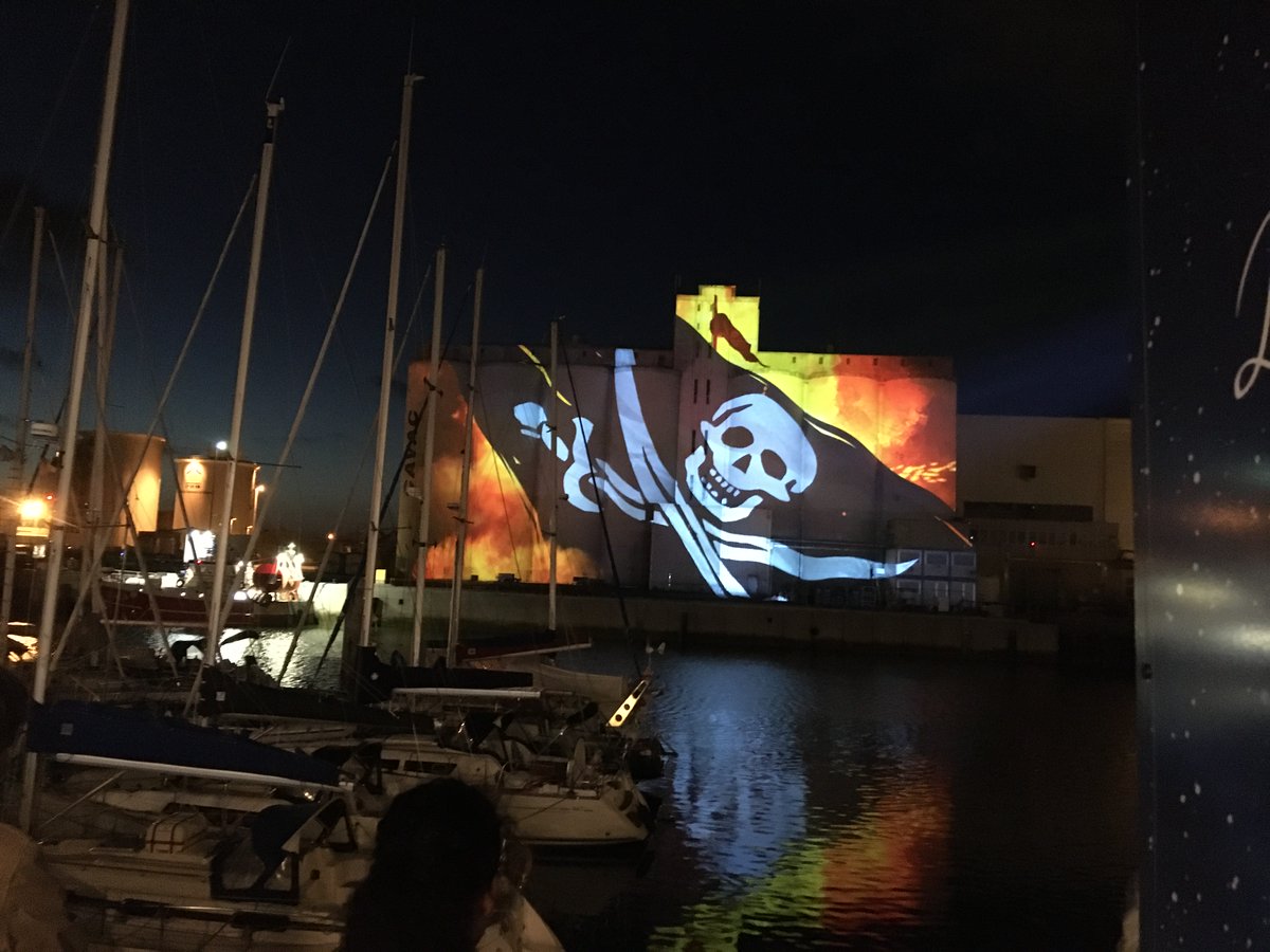 📷[Son et lumière] Quand l'univers de la #mer rencontre celui de la #terre. Beau spectacle de #videomapping sur notre silo des Sables d'Olonne hier soir. A revoir tous les mercredis et dimanche cet été à la nuit tombée