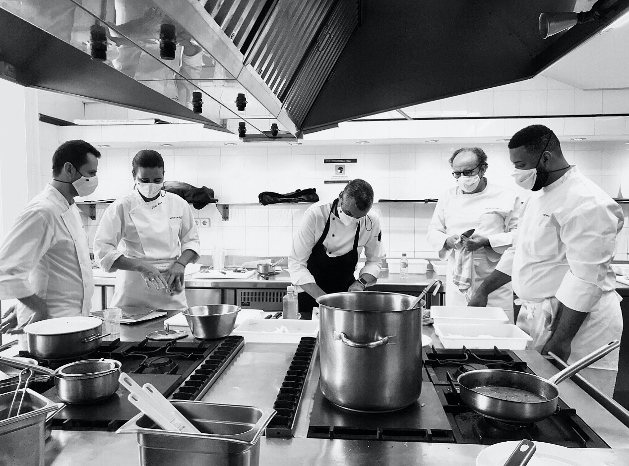 Abundantemente Puntuación En todo el mundo Escuela de Hostelería Hofmann on Twitter: "Es en la cocina donde los  alumnos adquieren y desarrollan sus conocimientos prácticos. En ella se  trabajan aspectos de destreza, responsabilidad, aplicación, técnica y  trabajo. ¡Abierto