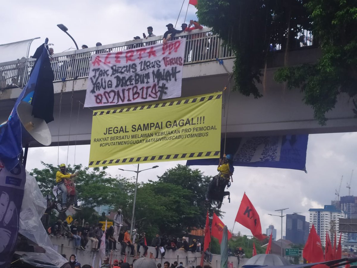 AksiLangsung's tweet photo. JEGAL SAMPAI GAGAL!!

#GagalkanOmnibusLaw https://t.co/wDPjlfHTHU