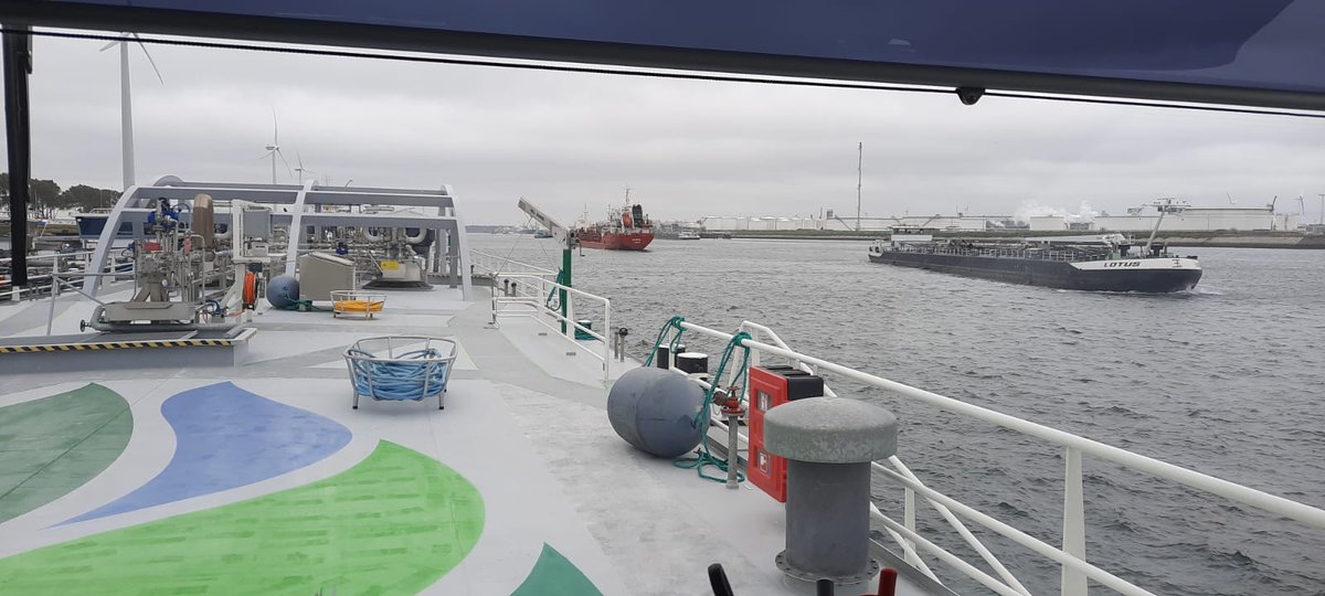 Bunker barges Lotus and Flexfueler001 passing each other! The Lotus transports HFO and the Flexfueler001 transports LNG. AMS operates and bunkers the complete range of old and new bunker fuels: LNG, VLSFO, DMA and HFO. #Bestofbothworlds #AMS #Inlandshipping #Binnenvaart #LNG
