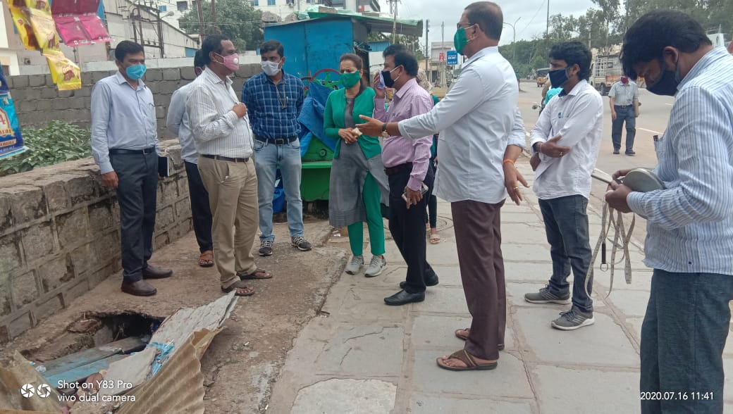 inspection of Bus bay at Narsapur X Road Balanagar by @zckukatpally, CP,ACP,DyEE and AEE Ward No 120,Kukatpally Circle 24.
<a href="/DC_Kukatpally/">Dy. Commissioner Kukatpally</a> 
<a href="/GHMCOnline/">GHMC</a>